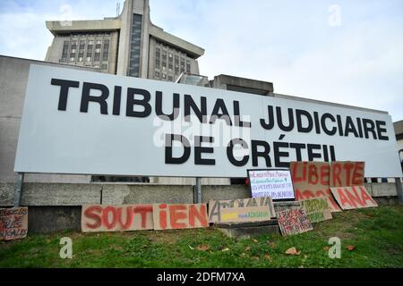 Azione di sostegno alla "libertà per Adriana" fuori dal tribunale di Creteil a favore di Adriana Sampaio condannata per aver ucciso il coniuge per difendere la figlia, a Creteil, vicino a Parigi, Francia, il 03 novembre 2020. Foto di Karim Ait Adjedjou/Avenir Pictures/ABACAPRESS.COM Foto Stock