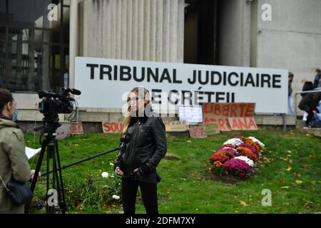 Azione di sostegno alla "libertà per Adriana" fuori dal tribunale di Creteil a favore di Adriana Sampaio condannata per aver ucciso il coniuge per difendere la figlia, a Creteil, vicino a Parigi, Francia, il 03 novembre 2020. Foto di Karim Ait Adjedjou/Avenir Pictures/ABACAPRESS.COM Foto Stock