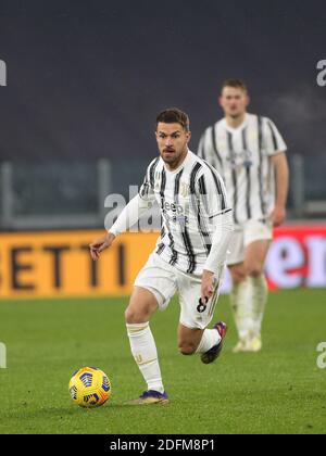 Torino, Italia. 5 dicembre 2020. Torino, Italia, Allianz Stadium, 05 dicembre 2020, 8 Aaron Ramsey (JUVENTUS FC) durante Juventus FC vs Torino - Calcio italiano Serie A match Credit: Claudio Benedetto/LPS/ZUMA Wire/Alamy Live News Foto Stock