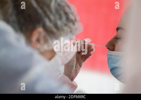 Lo studente viene testato con il nuovo test dell'antigene Covid-19 a Bordeaux, Francia, il 5 novembre 2020. Gli studenti di medicina del campus di Carreire dell'Università di Bordeaux servono come cavie per il nuovo test dell'antigene Covid-19 a rapido risultato. Il test è positivo se vengono visualizzate due barre e negativo se viene visualizzata una sola barra. Foto di Thibaud Moritz/ABACAPRESS.COM Foto Stock