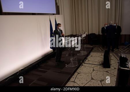 Il ministro della Sanità Olivier Veran lascia la conferenza stampa della settimana sulla pandemia del Covid-19 a Parigi, in Francia, il 5 novembre 2020. Foto di Eric Tschaen/piscina/ABACAPRESS.COM Foto Stock