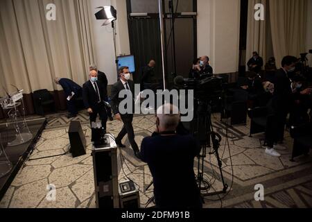 Il ministro della Sanità Olivier Veran lascia la conferenza stampa della settimana sulla pandemia del Covid-19 a Parigi, in Francia, il 5 novembre 2020. Foto di Eric Tschaen/piscina/ABACAPRESS.COM Foto Stock