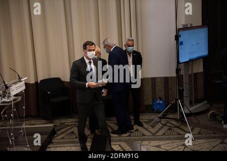 Il ministro della Sanità Olivier Veran lascia la conferenza stampa della settimana sulla pandemia del Covid-19 a Parigi, in Francia, il 5 novembre 2020. Foto di Eric Tschaen/piscina/ABACAPRESS.COM Foto Stock