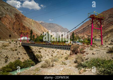 La Via della Seta conduce sul ponte di Zeravshan II, Tagikistan Foto Stock