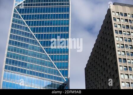 Edifici nel quartiere commerciale la Defense, alla periferia di Parigi, il 6 novembre 2020, durante un blocco imposto dalle autorità nel tentativo di fermare la diffusione del nuovo coronavirus (Covid-19). Un piano annunciato con fanfare due mesi fa per sostenere la ripresa dell'economia francese dalla pandemia del coronavirus deve ancora essere finalizzato, ma rischia già di essere superato dagli eventi in quanto il governo ha imposto un secondo blocco. Foto di Raphael Lafargue/ABACAPRESS.COM Foto Stock