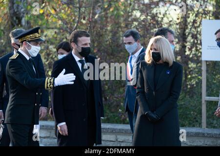 Joseph Zimet, Emmanuel e Brigitte Macron. Al memoriale del defunto presidente francese e dell'eroe della seconda guerra mondiale Charles de Gaulle, il presidente francese Emmanuel Macron si trova durante una cerimonia nel villaggio francese nord-orientale di Colombey-les-Deux-Eglises, in Francia, il 9 novembre 2020. Foto di Jacques Witt/piscina/ABACAPRESS.COM Foto Stock