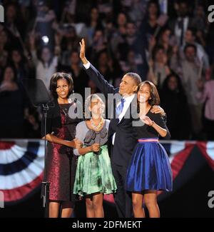 File photo - il presidente degli Stati Uniti Barack Obama ondeggia mentre cammina sul palco dopo essere stato rieletto presidente degli Stati Uniti durante la festa di guardia notturna delle elezioni al McCormick Place 6 novembre 2012 a Chicago, Illinois, USA. Il prossimo memoriale dell'ex presidente Barack Obama "A Promised Land" sarà rilasciato il 17 novembre in formato hardcover, digitale e audiolibro. Foto di Olivier Douliery/ABACAPRESS.COM Foto Stock