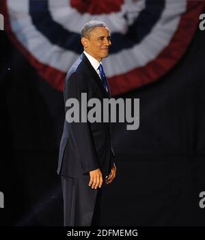 File photo - il presidente degli Stati Uniti Barack Obama ondeggia mentre cammina sul palco dopo essere stato rieletto presidente degli Stati Uniti durante la festa di guardia notturna delle elezioni al McCormick Place 6 novembre 2012 a Chicago, Illinois, USA. Il prossimo memoriale dell'ex presidente Barack Obama "A Promised Land" sarà rilasciato il 17 novembre in formato hardcover, digitale e audiolibro. Foto di Olivier Douliery/ABACAPRESS.COM Foto Stock