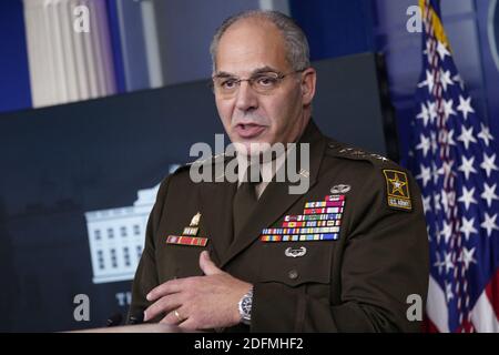 Il Generale dell'Esercito degli Stati Uniti Gustave F. Perna, Chief Operating Officer, Operation Warp Speed, partecipa a un briefing con i membri della White House Coronavirus Task Force presso la Casa Bianca di Washington, DC, USA, 19 novembre 2020. Foto di Chris Kleponis/Pool via CNP/ABACAPRESS.COM Foto Stock