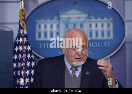 Il Dott. Robert Redfield, Direttore dei Centri per il controllo e la prevenzione delle malattie partecipa ad un briefing con i membri della White House Coronavirus Task Force alla Casa Bianca a Washington, DC, USA, 19 novembre 2020. Foto di Chris Kleponis/Pool via CNP/ABACAPRESS.COM Foto Stock