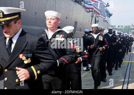 File di handout foto datata 6 ottobre 2012 dei marinai assegnati al cacciatorpediniere di missili guidati USS Michael Murphy (DDG 112) corrono a bordo della nave per l'uomo delle rotaie e per portare la nave in vita durante la sua cerimonia di messa in servizio a New York City, NY, USA. Secondo due funzionari della marina statunitense, a bordo della USS Michael Murphy si è verificato un grande focolaio di coronavirus, che si è diffuso a quasi un quarto dei 300 membri dell'equipaggio della nave. La nave è stata nel porto delle Hawaii, quindi l'impatto operativo è stato limitato a causa dell'epidemia. Un funzionario ha detto che la maggior parte dei marinai che hanno contratto il Foto Stock