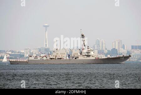 La foto del documento datata 2 agosto 2017 del cacciatorpediniere guidato-missile USS Michael Murphy (DDG 112) veleggia in una parata di navi durante la 68a settimana annuale della flotta di Seafair a Seattle, WA, USA. Secondo due funzionari della marina statunitense, a bordo della USS Michael Murphy si è verificato un grande focolaio di coronavirus, che si è diffuso a quasi un quarto dei 300 membri dell'equipaggio della nave. La nave è stata nel porto delle Hawaii, quindi l'impatto operativo è stato limitato a causa dell'epidemia. Un funzionario ha detto che la maggior parte dei marinai che hanno contratto il virus non ha sperimentato sintomi e molti si aspettano Foto Stock