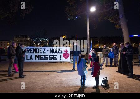 I membri della popolazione cattolica di Civitas stanno dimostrando di ottenere la riapertura delle chiese per le masse pubbliche durante il blocco nazionale come parte delle misure COVID-19 per combattere una seconda ondata della malattia del coronavirus (COVID-19), a Lione, Francia, 21 novembre 2020. Foto di Emmanuel Foudrot/ABACAPRESS.COM Foto Stock