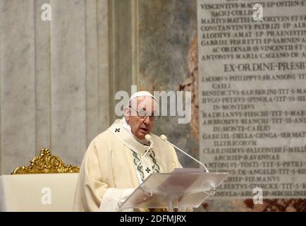 Papa Francesco celebra la Santa Messa per la solennità di Cristo Re nella Basilica di San Pietro, in Vaticano, il 22 novembre 2020. Foto di ABACAPRESS.COM Foto Stock