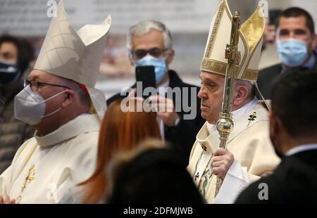 Papa Francesco celebra la Santa Messa per la solennità di Cristo Re nella Basilica di San Pietro, in Vaticano, il 22 novembre 2020. Foto di ABACAPRESS.COM Foto Stock