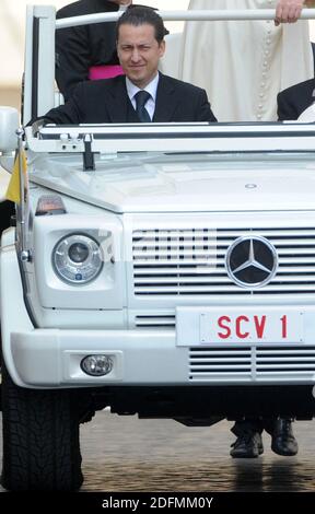 File photo - Paolo Gabriele, maggiordomo di Papa Benedetto XVI in Piazza San Pietro in Vaticano, il 4,2010 aprile.la polizia Vaticana ha arrestato Paolo Gabriele il 25 maggio 2012 in Vaticano, Secondo quanto riferito, il maggiordomo del papa sulle accuse di aver trapelato documenti e lettere confidenziali dallo studio privato del pontefice ai giornali. Il Vaticano, che è stato coinvolto per mesi in uno scandalo che comporta la fuga di documenti segreti, ha detto che la sua polizia aveva arrestato Paolo Gabriele in possesso di documenti riservati. Paolo Gabriele, 54 anni, ex maggiordomo di Benedetto XVI, condannato dalla corte vaticana nel 2 Foto Stock