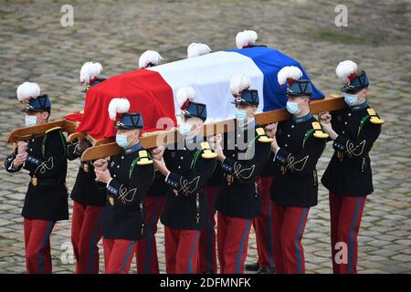 I cadetti della Scuola militare Speciale di Saint-Cyr portano la bara con bandiera francese di Daniel Cordier resistente alla seconda guerra mondiale durante la cerimonia funeraria onoraria per Daniel Cordier resistente alla seconda guerra mondiale all'Hotel des Invalides di Parigi il 26 novembre 2020. Uno degli ultimi eroi della resistenza francese della seconda guerra mondiale Daniel Cordier morì all'età di 100 anni il 20 novembre 2020. Foto di David Nivière/ABACAPRESS.COM Foto Stock