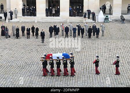 I cadetti della Scuola militare Speciale di Saint-Cyr portano la bara con bandiera francese di Daniel Cordier resistente alla seconda guerra mondiale durante la cerimonia funeraria onoraria per Daniel Cordier resistente alla seconda guerra mondiale all'Hotel des Invalides di Parigi il 26 novembre 2020. Uno degli ultimi eroi della resistenza francese della seconda guerra mondiale Daniel Cordier morì all'età di 100 anni il 20 novembre 2020. Foto di David Nivière/ABACAPRESS.COM Foto Stock