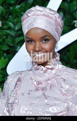 File foto datata 02 dicembre 2019 di Halima Aden che partecipa ai Fashion Awards 2019 alla Royal Albert Hall di Londra, Regno Unito. Il modello americano Halima Aden dice che sta smettendo di modellare la pista mentre compromette le sue convinzioni religiose. L'età di 23 anni è apparso sulla copertina di British Vogue, Vogue Arabia e Allure. Scrivendo su Instagram, ha detto che la pandemia del coronavirus aveva dato il suo tempo di smettere e pensare a che cosa i suoi valori sono come una donna musulmana. "Essere un 'hijabi' è veramente un viaggio con un sacco di alti e bassi," ha detto. Foto di Aurore Marechal/ABACAPRESS.COM Foto Stock