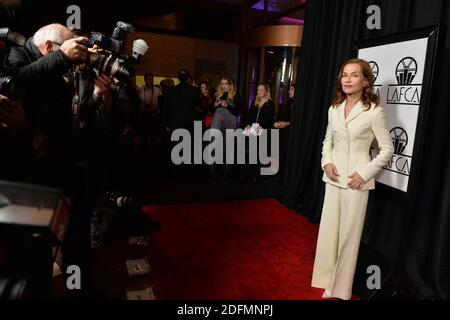 File photo datato 14 gennaio 2017 di Isabelle Huppert partecipa al 42° Premio annuale Los Angeles Film Critics Association all'InterContinental Hotel di Los Angeles, California, USA. Il New York Times ha nominato Isabelle Huppert secondo attore più grande del 21 ° secolo. Foto di Lionel Hahn/ABACAPRESS.COM Foto Stock