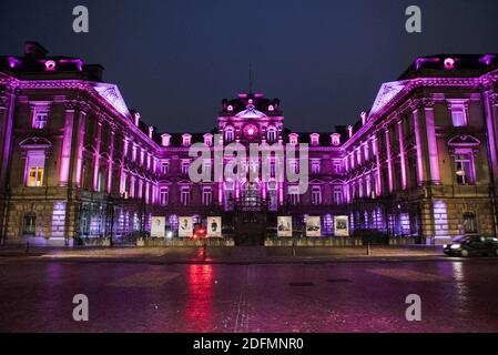 La Prefettura del Nord è raffigurata a Place de la Republique con luci viola per la lotta contro le violazioni contro la donna durante un blocco per frenare la diffusione di Covid-19 a Lille, Francia, il 23 novembre 2020. Foto di Julie Sebadelha/ABACAPRESS.COM Foto Stock