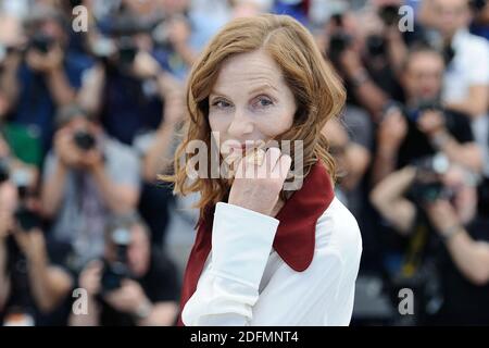 File photo datato 21 maggio 2017 di Isabelle Huppert che partecipa alla fotocellula della fotocamera di Claire (Keul-le-Eo-UI-Ka-Me-la) nell'ambito del 70° Festival del Cinema di Cannes, in Francia. Il New York Times ha nominato Isabelle Huppert secondo attore più grande del 21 ° secolo. Foto di Aurore Marechal/ABACAPRESS.COM Foto Stock