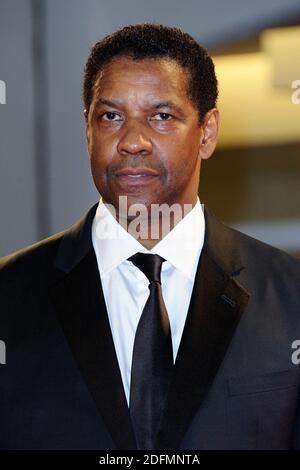 File foto datata 10 settembre 2016 di Denzel Washington che partecipa alla prima 'i sette magnifici' sul Lido di Venezia, Italia nell'ambito della 73a Mostra, Festival Internazionale del Cinema di Venezia. Il New York Times ha nominato Denzel Washington il primo attore più grande del 21 ° secolo. Foto di Aurore Marechal/ABACAPRESS.COM Foto Stock