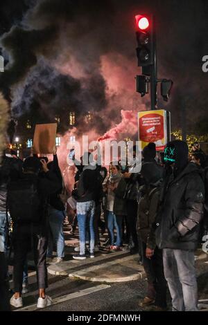 I manifestanti si riuniscono durante una manifestazione chiamata a protestare contro il disegno di legge sulla 'sicurezza generale?, adottato dall'Assemblea nazionale francese. Una delle misure intende "vietare l'uso dannoso" dell'immagine "o di qualsiasi altro elemento di identificazione" di funzionari di polizia e di gendarmi in intervento, che sarebbe punibile con un anno di reclusione". I dimostranti intendevano denunciare una restrizione delle libertà e una deriva verso uno Stato di polizia, quando si manifestano atti di violenza da parte della polizia. Tolosa, 26 novembre 2020. Foto di Patrick Batard/ABACAPRESS.COM Foto Stock