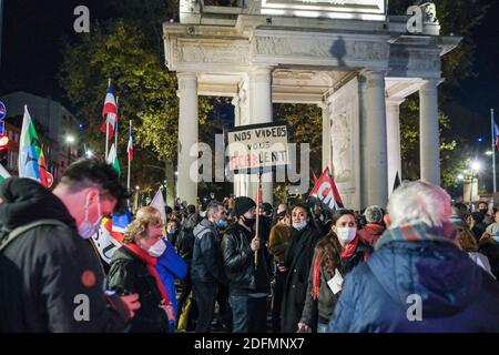 I manifestanti si riuniscono durante una manifestazione chiamata a protestare contro il disegno di legge sulla 'sicurezza generale?, adottato dall'Assemblea nazionale francese. Una delle misure intende "vietare l'uso dannoso" dell'immagine "o di qualsiasi altro elemento di identificazione" di funzionari di polizia e di gendarmi in intervento, che sarebbe punibile con un anno di reclusione". I dimostranti intendevano denunciare una restrizione delle libertà e una deriva verso uno Stato di polizia, quando si manifestano atti di violenza da parte della polizia. Tolosa, 26 novembre 2020. Foto di Patrick Batard/ABACAPRESS.COM Foto Stock