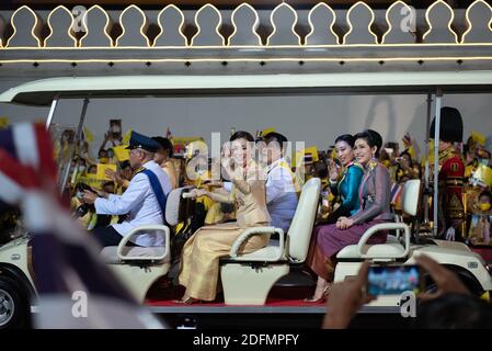 Bangkok, Thailandia. 05 dicembre 2020. Re Maha Vajiralongkorn, accompagnato dalla regina Suthida, e la figlia, che ondeggia alle persone in attesa di accoglierlo durante il viaggio a SanamLuang terreno cerimoniale, il compleanno di sua Maestà il re BhumibolAdulyadej il giorno del Padre Grande e Nazionale, il 5 dicembre 2020. (Foto di Teera Noisakran/Pacific Press/Sipa USA) Credit: Sipa USA/Alamy Live News Foto Stock