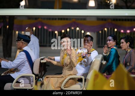 Bangkok, Thailandia. 05 dicembre 2020. Re Maha Vajiralongkorn, accompagnato dalla regina Suthida, e la figlia, che ondeggia alle persone in attesa di accoglierlo durante il viaggio a SanamLuang terreno cerimoniale, il compleanno di sua Maestà il re BhumibolAdulyadej il giorno del Padre Grande e Nazionale, il 5 dicembre 2020. (Foto di Teera Noisakran/Pacific Press/Sipa USA) Credit: Sipa USA/Alamy Live News Foto Stock