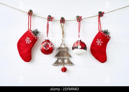 Sfondo di Natale. Decorazione di Natale su sfondo bianco. Spazio di copia. Foto Stock