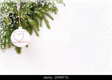 Christmas border - rami di albero con palle, bokeh texture, sfondo bianco. Spazio di copia Foto Stock