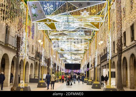 Huelva, Spagna - 5 dicembre 2020: Decorazione di Natale nel centro della città di Huelva, Andalusia, Spagna Foto Stock