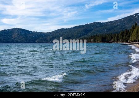 Lago Tahoe costa durante l'inverno Foto Stock