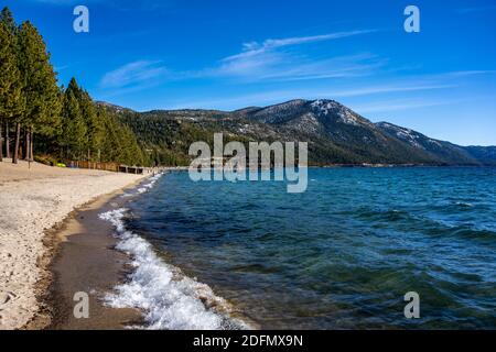 Lago Tahoe costa durante l'inverno Foto Stock