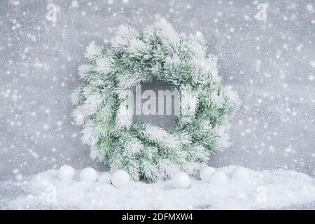 Sfondo di Natale. Corona di Natale con decorazione e neve. Spazio di copia. Foto Stock