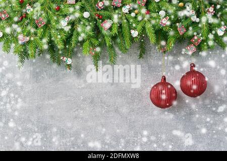 Sfondo di Natale. Abete natalizio con decorazione su sfondo grigio. Spazio di copia, vista dall'alto Foto Stock