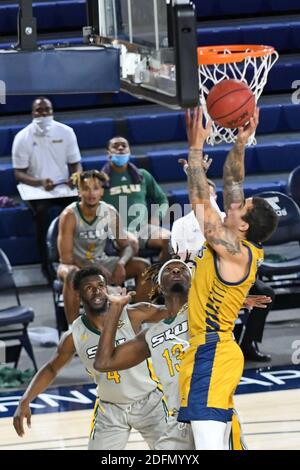 Riverside, California, Stati Uniti. 4 Dicembre 2020. Guardia della California Baptist University Jordan Caruso (10) va in su per un colpo durante il gioco. La CBU Lancers ha ospitato i se Louisiana Lions al CBU Event Center di Riverside. Credit: Ardie Crenshaw/ZUMA Wire/Alamy Live News Foto Stock