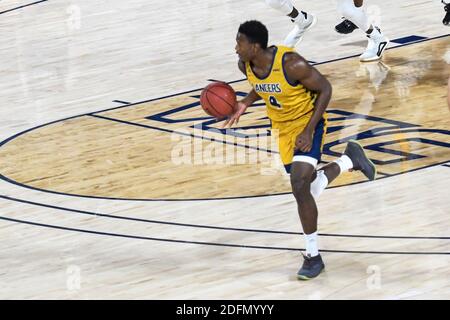 Riverside, California, Stati Uniti. 4 Dicembre 2020. Se Louisiana guardia Keon Clergeot (4) dribbles in campo durante il gioco. La CBU Lancers ha ospitato i se Louisiana Lions al CBU Event Center di Riverside. Credit: Ardie Crenshaw/ZUMA Wire/Alamy Live News Foto Stock