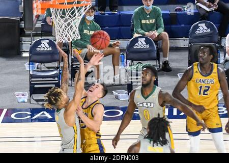 Riverside, California, Stati Uniti. 4 Dicembre 2020. La guardia della California Baptist University Ty Rowell (25) guida verso il cestino durante il gioco. La CBU Lancers ha ospitato i se Louisiana Lions al CBU Event Center di Riverside. Credit: Ardie Crenshaw/ZUMA Wire/Alamy Live News Foto Stock