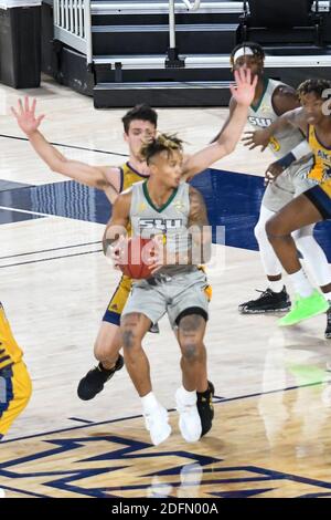 Riverside, California, Stati Uniti. 4 Dicembre 2020. Se Louisiana guardia Isiah Kirby (2) riceve un pass durante il gioco. La CBU Lancers ha ospitato i se Louisiana Lions al CBU Event Center di Riverside. Credit: Ardie Crenshaw/ZUMA Wire/Alamy Live News Foto Stock