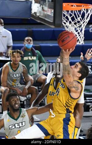 Riverside, California, Stati Uniti. 4 Dicembre 2020. Guardia della California Baptist University Jordan Caruso (10) va in su per un colpo durante il gioco. La CBU Lancers ha ospitato i se Louisiana Lions al CBU Event Center di Riverside. Credit: Ardie Crenshaw/ZUMA Wire/Alamy Live News Foto Stock