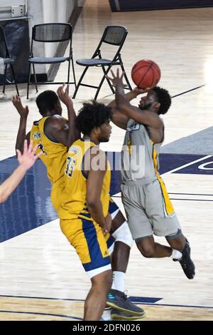 Riverside, California, Stati Uniti. 4 Dicembre 2020. La guardia della Louisiana se Keon Clergeot (4) spara sui difensori della CBU durante il gioco. La CBU Lancers ha ospitato i se Louisiana Lions al CBU Event Center di Riverside. Credit: Ardie Crenshaw/ZUMA Wire/Alamy Live News Foto Stock