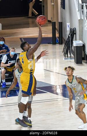 Riverside, California, Stati Uniti. 4 Dicembre 2020. La guardia della California Baptist University Elijah Thomas (4) prende un colpo durante il gioco. La CBU Lancers ha ospitato i se Louisiana Lions al CBU Event Center di Riverside. Credit: Ardie Crenshaw/ZUMA Wire/Alamy Live News Foto Stock