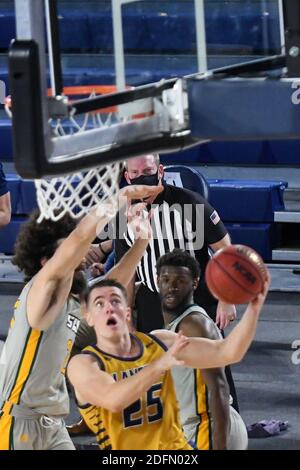 Riverside, California, Stati Uniti. 4 Dicembre 2020. La guardia della California Baptist University Ty Rowell (25) va in su per un colpo durante il gioco. La CBU Lancers ha ospitato i se Louisiana Lions al CBU Event Center di Riverside. Credit: Ardie Crenshaw/ZUMA Wire/Alamy Live News Foto Stock