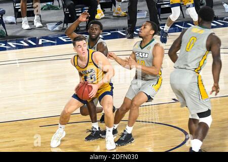 Riverside, California, Stati Uniti. 4 Dicembre 2020. La guardia della California Baptist University Ty Rowell (25) sembra passare durante il gioco. La CBU Lancers ha ospitato i se Louisiana Lions al CBU Event Center di Riverside. Credit: Ardie Crenshaw/ZUMA Wire/Alamy Live News Foto Stock