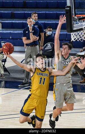 Riverside, California, Stati Uniti. 4 Dicembre 2020. La guardia della California Baptist University tre Armstrong (11) va in su per un colpo durante il gioco. La CBU Lancers ha ospitato i se Louisiana Lions al CBU Event Center di Riverside. Credit: Ardie Crenshaw/ZUMA Wire/Alamy Live News Foto Stock