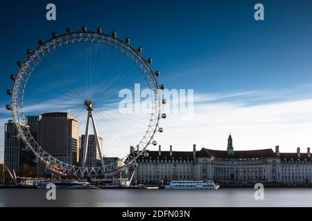 Londra, UK - Jan 2020: London Eye e County Hall vista da tutto il Tamigi Foto Stock