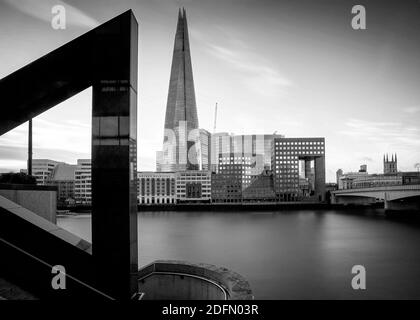 Londra, Regno Unito - Gen 2020: Vista sul Tamigi fino allo Shard sulla South Bank. Si osservano le opere d'arte triangolari sulla terrazza pubblica di St Magn Foto Stock